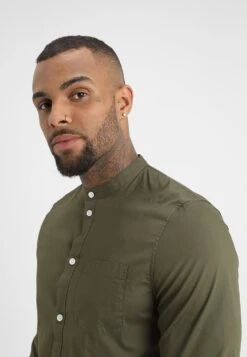 Pier One Muscle Fit Stand- Overhemd - Oliv 11 Pier One Muscle Fit Stand- Overhemd - Oliv -Pier One 259eaf52e4d4427a96fee394df68933f