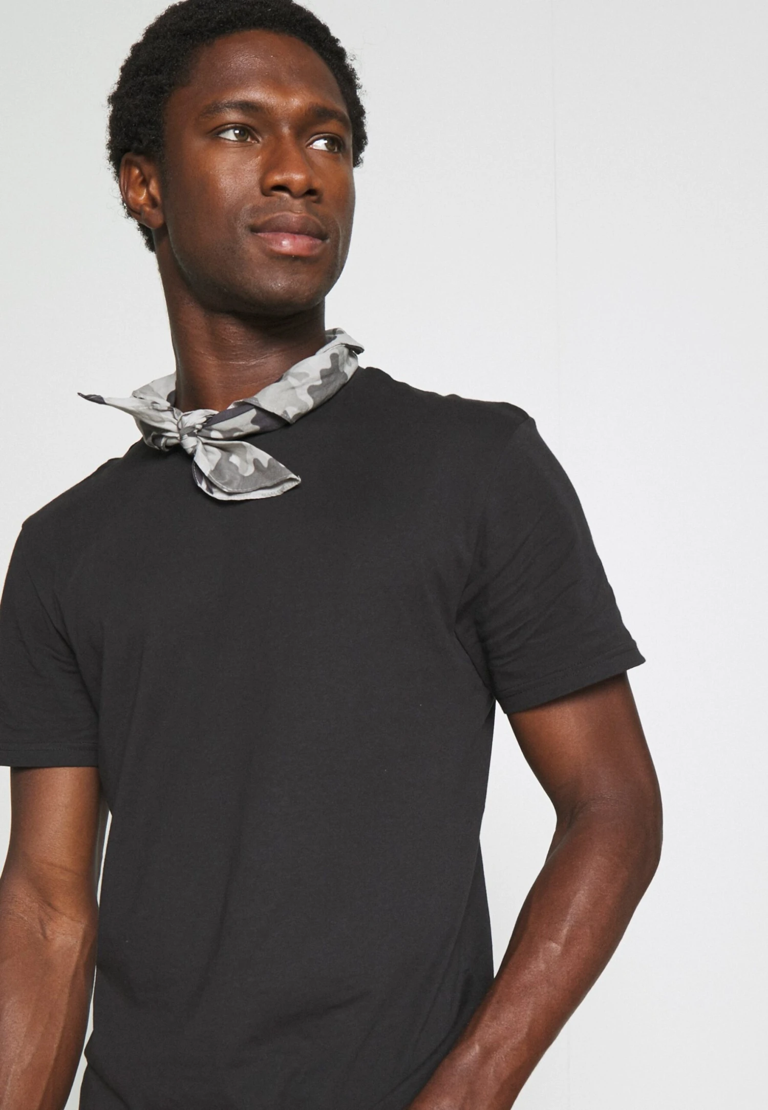 Pier One 3 Pack - T-Shirt Basic - Black/Mottled Dark Grey/Bordeaux 8 Pier One 3 Pack - T-Shirt Basic - Black/Mottled Dark Grey/Bordeaux - Afbeelding 6